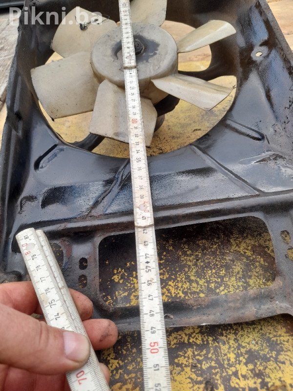 Prodajem ispravan ventilator hladnjaka s kućištem, pogodan za razne modele automobila. Idealno rješenje za zamjenu neispravnog ili oštećenog dijela.  Ventilator je testiran, funkcionalan i spreman za ugradnju.  Cijena: 30 KM  Za sve dodatne informacije, slobodno me kontaktirajte:  Mobilni telefon i Viber: 066/230-139  WhatsApp: 066/230-139  Cijena brze dostave je 11 KM.  Pogledajte i ostale artikle na mom profilu. Hvala!