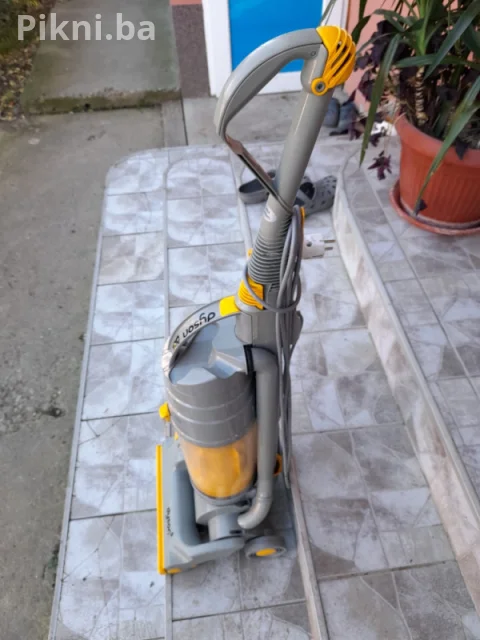 Stapni usisivac DYSON DC04 kicni usisivaci citaj pod detaljno 12