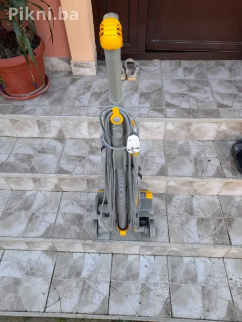 Stapni usisivac DYSON DC04 kicni usisivaci citaj pod detaljno 9