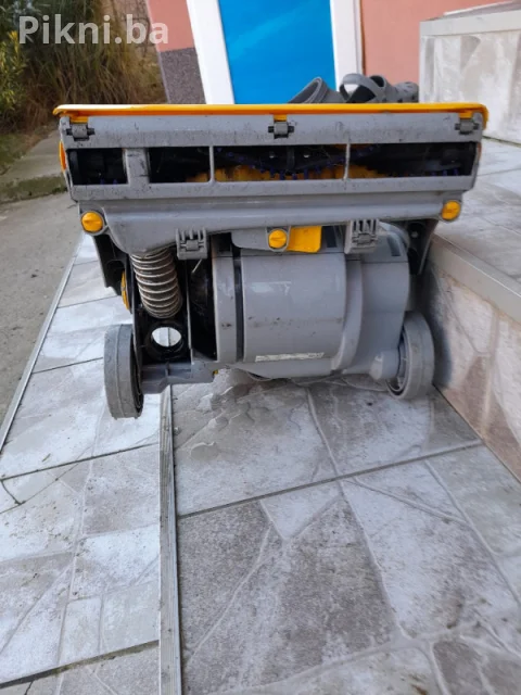 Stapni usisivac DYSON DC04 kicni usisivaci citaj pod detaljno 6