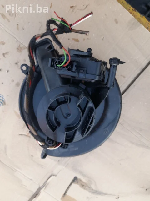 Prodajem ventilator kabine / puhalo za VW, Audi, Škodu (BOSCH 0 1 7