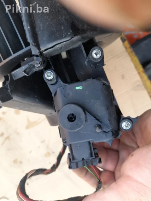 Prodajem ventilator kabine / puhalo za VW, Audi, Škodu (BOSCH 0 1