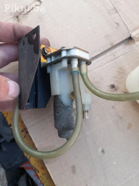 Posuda i pumpica za pranje stakla Mercedes L 608 12V (80 KM) 4