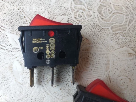 MINI prekidač 3 pina 220v 3 komada 10 km 3