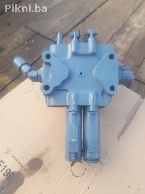 Hidraulicni razvodnik traktor bager skip utovarivac kombinirka 4