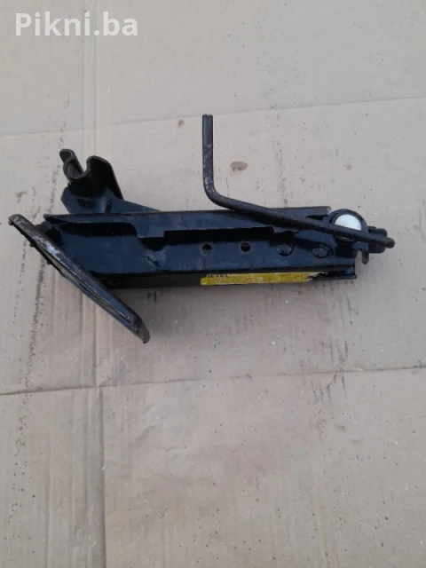 Auto dizalica sa lozom ford fiesta