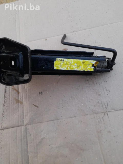 Auto dizalica sa lozom ford fiesta 7