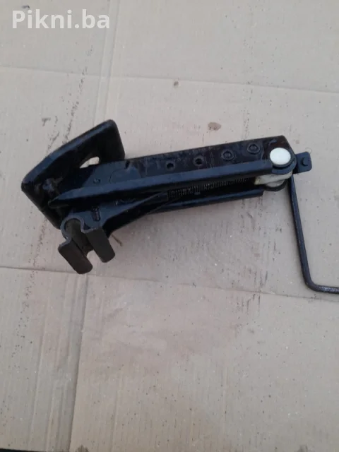 Auto dizalica sa lozom ford fiesta 5