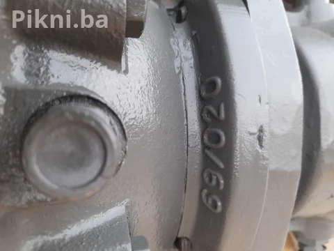 Hidromotor sa reduktorom BREVINI hidro motori bager buldozer skip 9