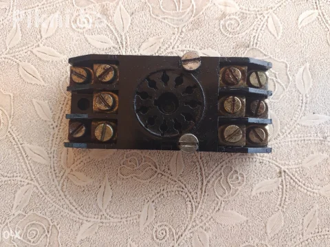 Podnožje elektromagnetni rele 8 pinski