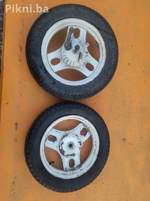 PRODAJEM KOMPLET OD DVA (2) potpuno ispravna koračna motora (Stepper Motor) proizvođača NMB-MAT, model PM42L-048-XRV4.  Motor je izvađen iz ispravne opreme i potpuno je funkcionalan. Idealno za projekte robotike, CNC mašine, 3D printere, zamjenu u originalnoj opremi ili druge DIY projekte.  Ključne karakteristike:  Model: PM42L-048-XRV4 (PM42 serija)  Količina: 2 komada  Tip: Koračni (Stepper)  Proizvođač: NMB-MAT  Stanje: Ispravno, sa originalnim zupčanicima na osovini (kao na slikama).  KONTA