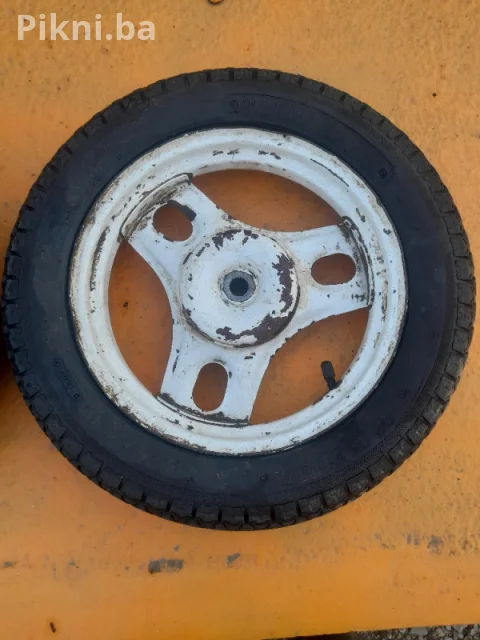 PRODAJEM KOMPLET OD DVA (2) potpuno ispravna koračna motora (Stepper Motor) proizvođača NMB-MAT, model PM42L-048-XRV4.  Motor je izvađen iz ispravne opreme i potpuno je funkcionalan. Idealno za projekte robotike, CNC mašine, 3D printere, zamjenu u originalnoj opremi ili druge DIY projekte.  Ključne karakteristike:  Model: PM42L-048-XRV4 (PM42 serija)  Količina: 2 komada  Tip: Koračni (Stepper)  Proizvođač: NMB-MAT  Stanje: Ispravno, sa originalnim zupčanicima na osovini (kao na slikama).  KONTA 5
