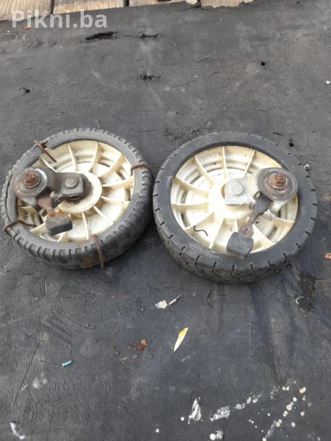 Prodajem prednje točkove za kosilicu Honda Kosilica