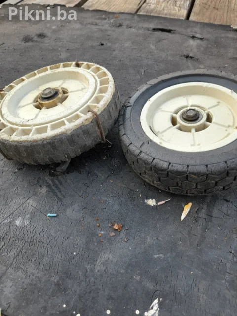 Prodajem prednje točkove za kosilicu Honda Kosilica 3