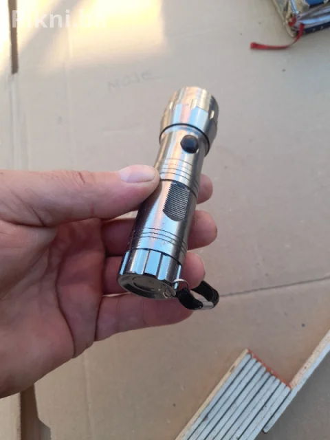NEKORIŠTENA ALUMINIJUMSKA LED LAMPA (12 LED DIODA)