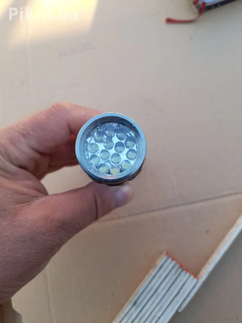 NEKORIŠTENA ALUMINIJUMSKA LED LAMPA (12 LED DIODA)