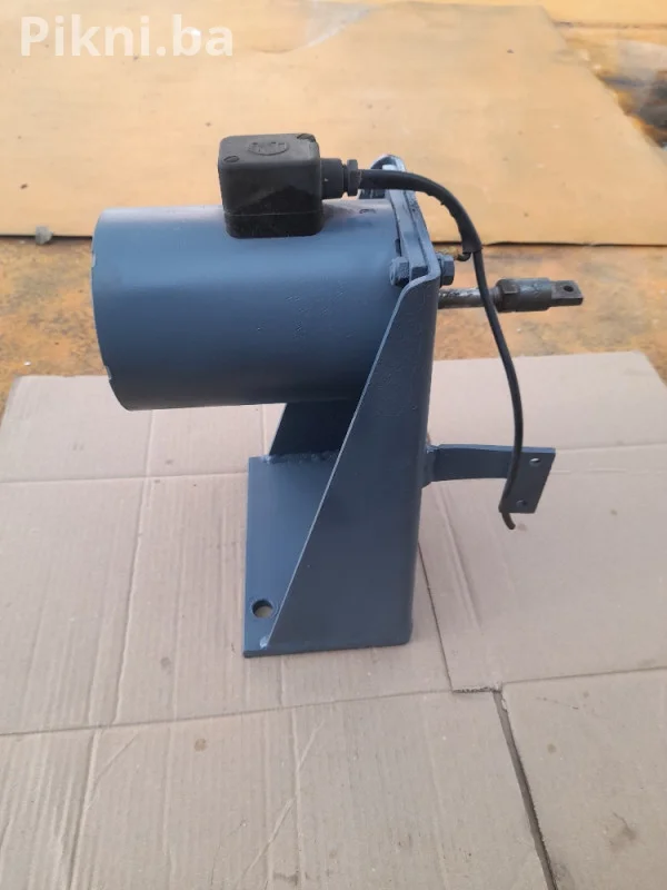 Starter paljenja od motorne pile U super ispravnom stanju Mobilni telefon I viber 066230-139 CJENA BRZE DOSTAVE 8KM Pogledajte ostale artikle na mom profilu hvala
