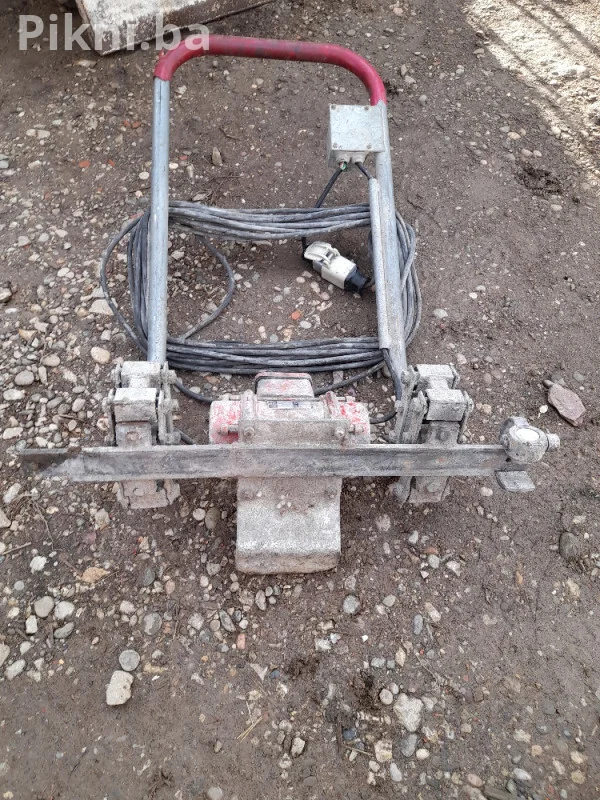 Polovna HILTI Ploca Ja nisam koristio Ovakva je stigla sa njemackog mobilnog telefona i vibera 066/230-139 CJENA BRZE DOSTAVE 8-10KM Pogledajte i ostale artikle na mom profilu hvala