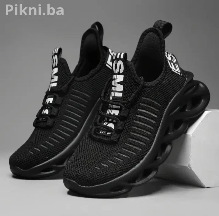 BRZA PRODAJA! NOVE Crne Patike s Fantastičnim Đonom - SAMO BR. 39