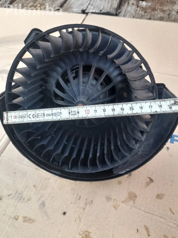 Prodajem ventilator kabine / puhalo za VW, Audi, Škodu (BOSCH 0 1