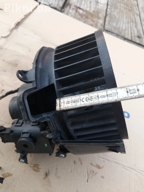 Prodajem ventilator kabine / puhalo za VW, Audi, Škodu (BOSCH 0 1