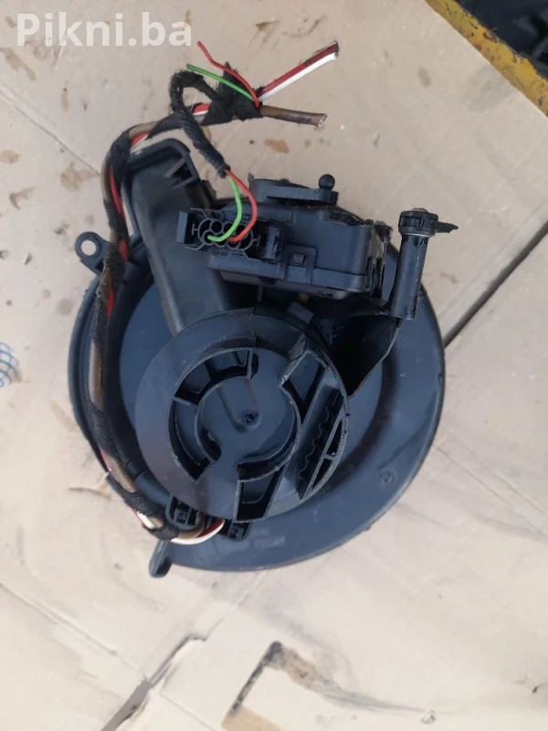 Prodajem ventilator kabine / puhalo za VW, Audi, Škodu (BOSCH 0 1