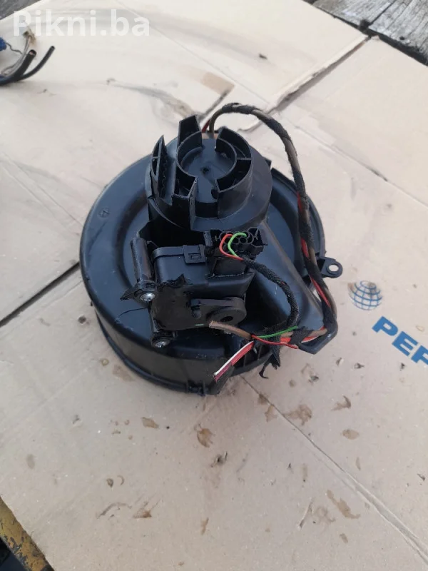Prodajem ventilator kabine / puhalo za VW, Audi, Škodu (BOSCH 0 1