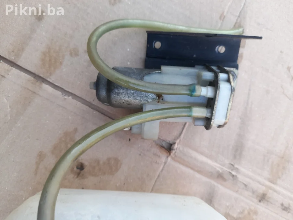 Posuda i pumpica za pranje stakla Mercedes L 608 12V (80 KM)