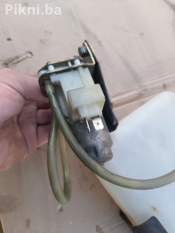Posuda i pumpica za pranje stakla Mercedes L 608 12V (80 KM)