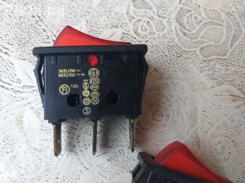 MINI prekidač 3 pina 220v 3 komada 10 km