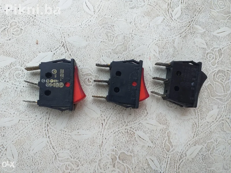 MINI prekidač 3 pina 220v 3 komada 10 km
