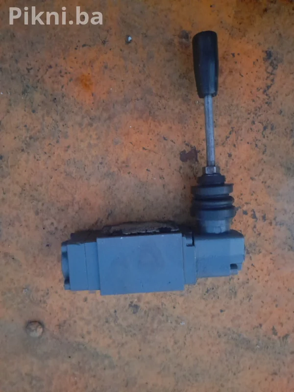 Hidraulicna komanda razvodnik hidraulika bager traktor kamion