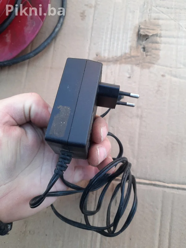 PRODAJEM: Adapter FSP Group 12V 1.5A sa Ugrađenim Prekidačem