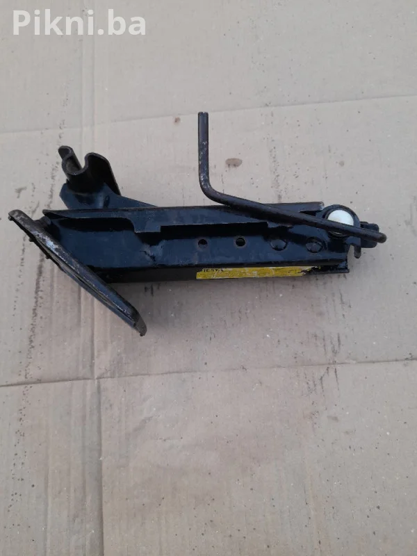 Auto dizalica sa lozom ford fiesta