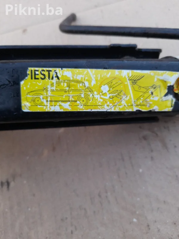 Auto dizalica sa lozom ford fiesta