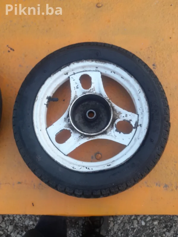 PRODAJEM KOMPLET OD DVA (2) potpuno ispravna koračna motora (Stepper Motor) proizvođača NMB-MAT, model PM42L-048-XRV4.  Motor je izvađen iz ispravne opreme i potpuno je funkcionalan. Idealno za projekte robotike, CNC mašine, 3D printere, zamjenu u originalnoj opremi ili druge DIY projekte.  Ključne karakteristike:  Model: PM42L-048-XRV4 (PM42 serija)  Količina: 2 komada  Tip: Koračni (Stepper)  Proizvođač: NMB-MAT  Stanje: Ispravno, sa originalnim zupčanicima na osovini (kao na slikama).  KONTA