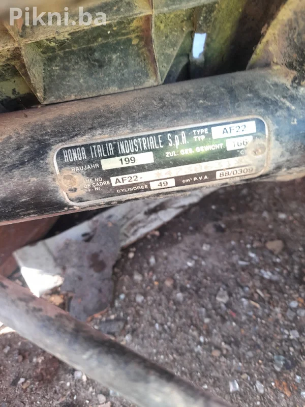 PRODAJEM KOMPLET OD DVA (2) potpuno ispravna koračna motora (Stepper Motor) proizvođača NMB-MAT, model PM42L-048-XRV4.  Motor je izvađen iz ispravne opreme i potpuno je funkcionalan. Idealno za projekte robotike, CNC mašine, 3D printere, zamjenu u originalnoj opremi ili druge DIY projekte.  Ključne karakteristike:  Model: PM42L-048-XRV4 (PM42 serija)  Količina: 2 komada  Tip: Koračni (Stepper)  Proizvođač: NMB-MAT  Stanje: Ispravno, sa originalnim zupčanicima na osovini (kao na slikama).  KONTA
