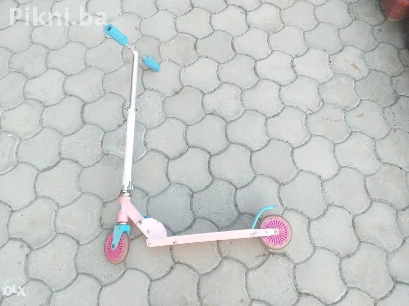 Romobil Dječiji trotinet (rozi) - Odlično stanje / Sklopiv