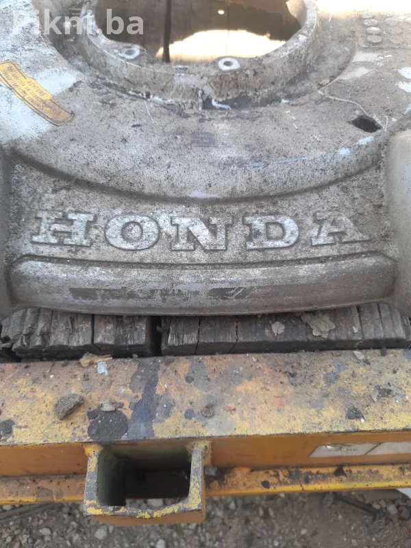 Prodajem prednje točkove za kosilicu Honda Kosilica