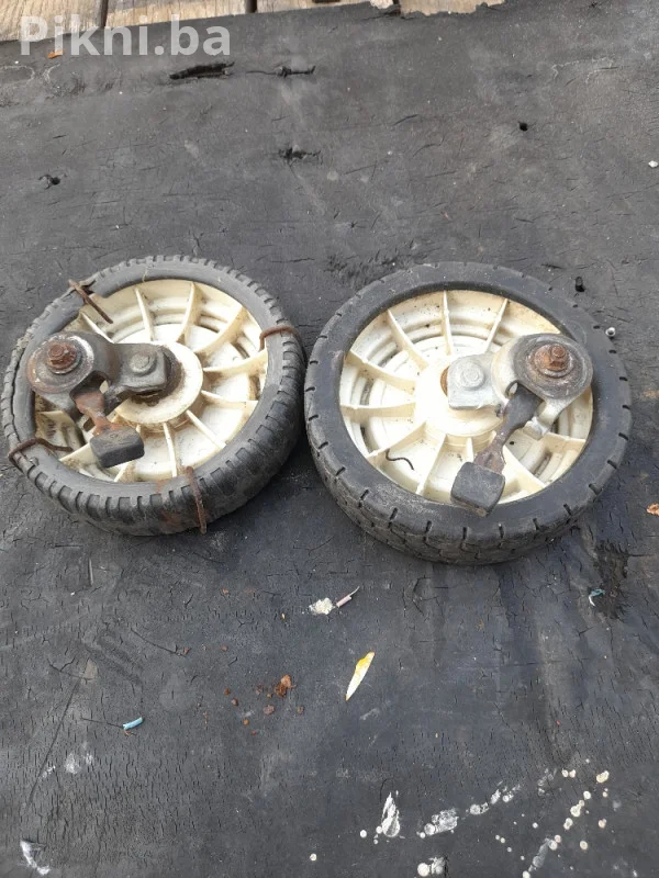 Prodajem prednje točkove za kosilicu Honda Kosilica