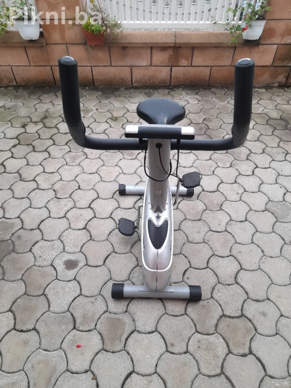 Sobno biciklo fitnes vežbanje bicikla