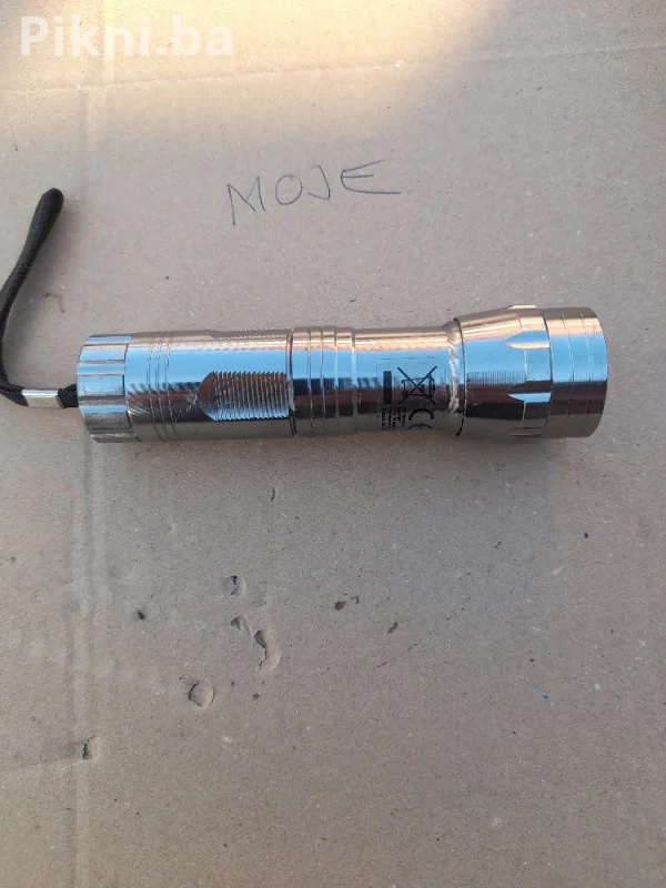 NEKORIŠTENA ALUMINIJUMSKA LED LAMPA (12 LED DIODA)