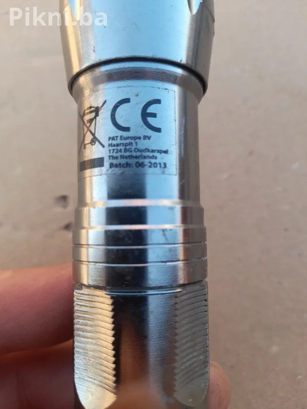 NEKORIŠTENA ALUMINIJUMSKA LED LAMPA (12 LED DIODA)