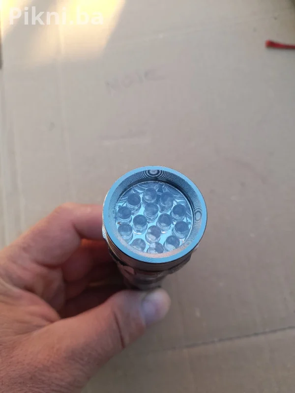 NEKORIŠTENA ALUMINIJUMSKA LED LAMPA (12 LED DIODA)