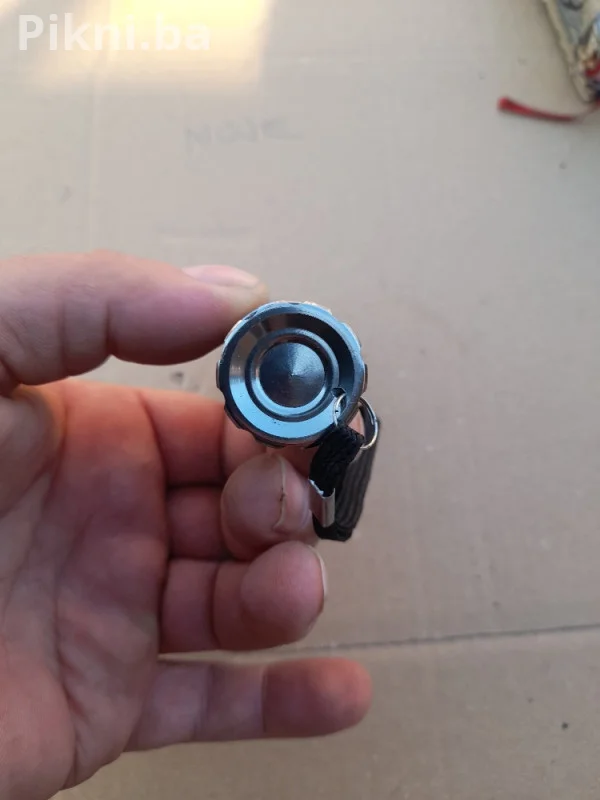 NEKORIŠTENA ALUMINIJUMSKA LED LAMPA (12 LED DIODA)
