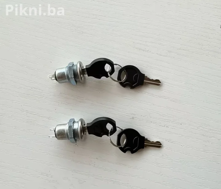 Prekidač sa ključem za bager, traktor, motocikl i mašine - 12mm