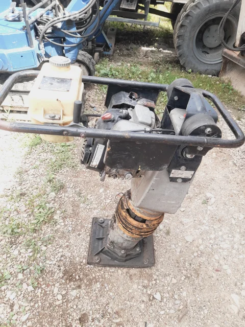 Vibracioni nabijač Ammann AVS 68 (2004) - Odličan motor Žaba skakavac vibro ploča