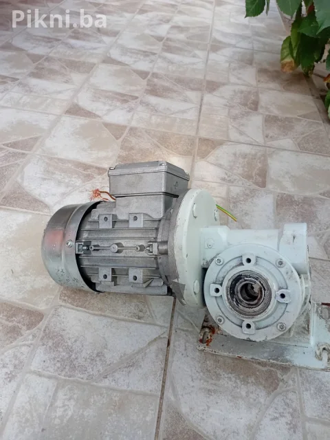 Elektromotor sa reduktorom (Chiaravalli) 018kw  38 obrta 7