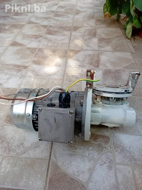 Elektromotor sa reduktorom (Chiaravalli) 018kw  38 obrta 6
