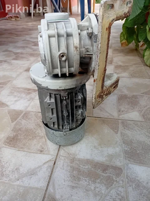 Elektromotor sa reduktorom (Chiaravalli) 018kw  38 obrta 5